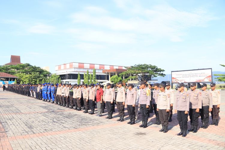 Ratusan personel Polda Maluku mengikuti upacara gelar pasukan pengamanan pemilu 2024 di Lapangan Polda Maluku, Selasa (29/11/2023)