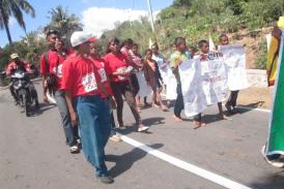 Puluhan anak dari tujuh desa di Kecamatan Bikomi Utara, Kabupaten Timor Tengah Utara, yang berbatasan dengan Distrik Oekusi, Timor Leste, berunjuk rasa menuntut dibuatkan akte kelahiran, Rabu (7/8/2013).