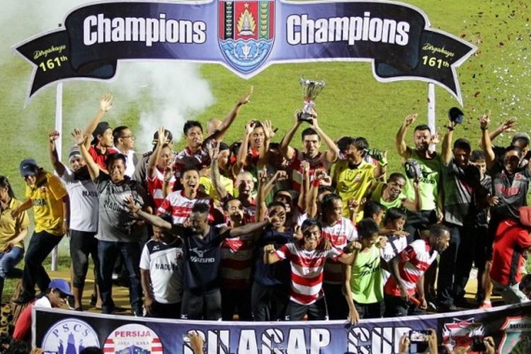 Para pemain Madura United merayakan keberhasilan menjadi juara Cilacap Cup Sabtu (25/3/2017). 