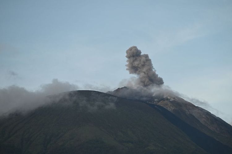 Gunung Ile Lewotolok Alami Erupsi 95 Kali, Terjadi Lontaran Lava Pijar