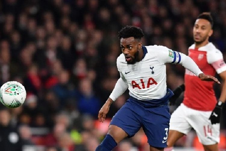 Danny Rose menghalau bola yang coba diarahkan kepada Pierre-Emerick Aubameyang pada pertandingan Arsenal vs Tottenham Hotspur dalam babak perempat final Piala Liga Inggris di Stadion Emirates, 19 Desember 2018. 