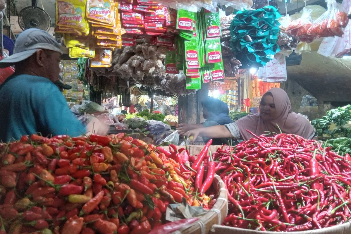 Harga komoditas cabai di Kabupaten Cianjur, Jawa Barat, masih tinggi, saat ini mencapai Rp110.000 per kilogram di sejumlah pasar tradisional