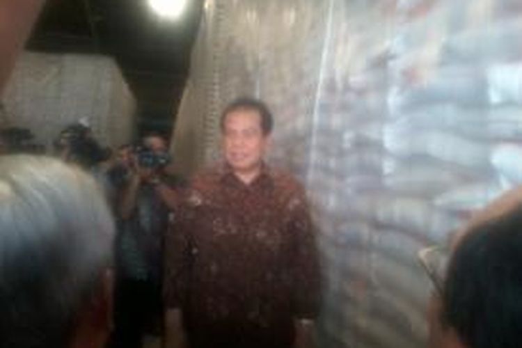 Menko Bidang Perekonomian, Chairul Tanjung menengok gudang beras Perum Bulog, dengan teknologi vacum. Beras raskin diklaim bisa tahan dari hama selama setahun dengan divacum.
