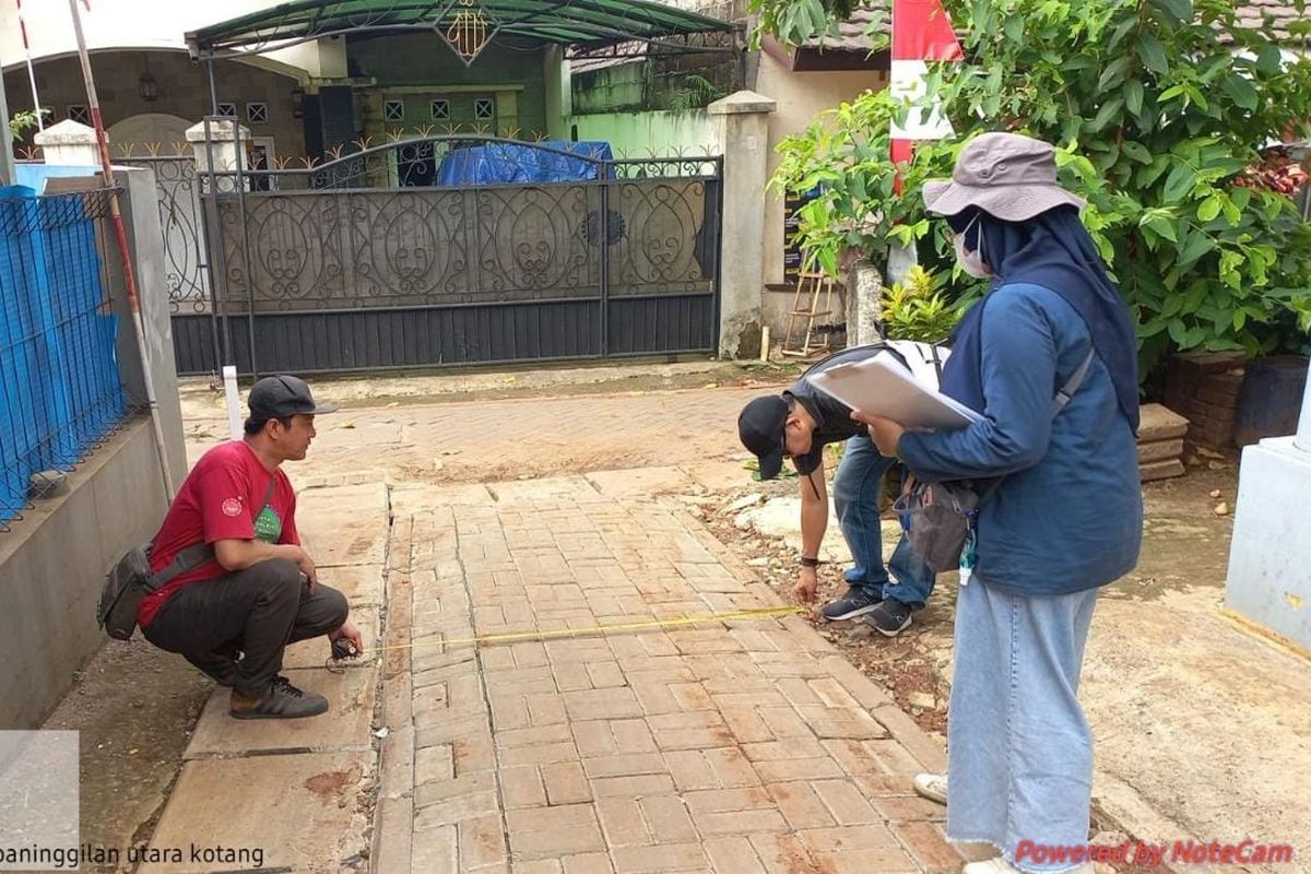 Program PSU, memperbaiki jalan pemukiman warga.