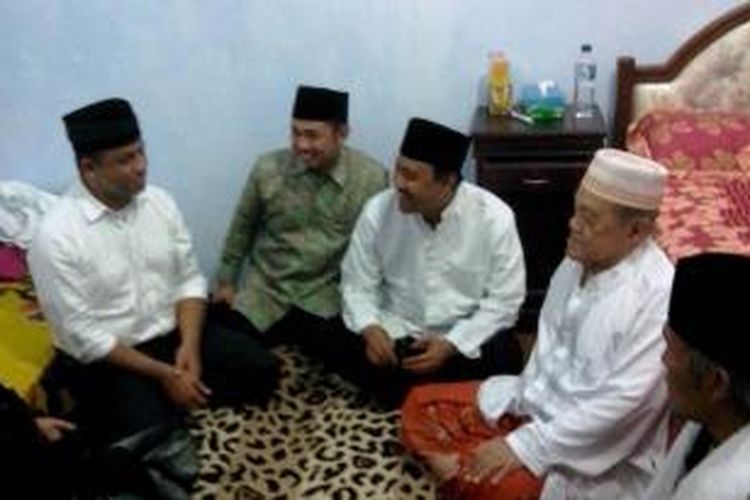 Dua tokoh yaitu Anies Baswedan dan Anis Matta saat berkunjung di kediaman KH Idris Marzuki Pengasuh Pesantren Lirboyo, Kediri, Jawa Timur, Minggu (22/12/2013).