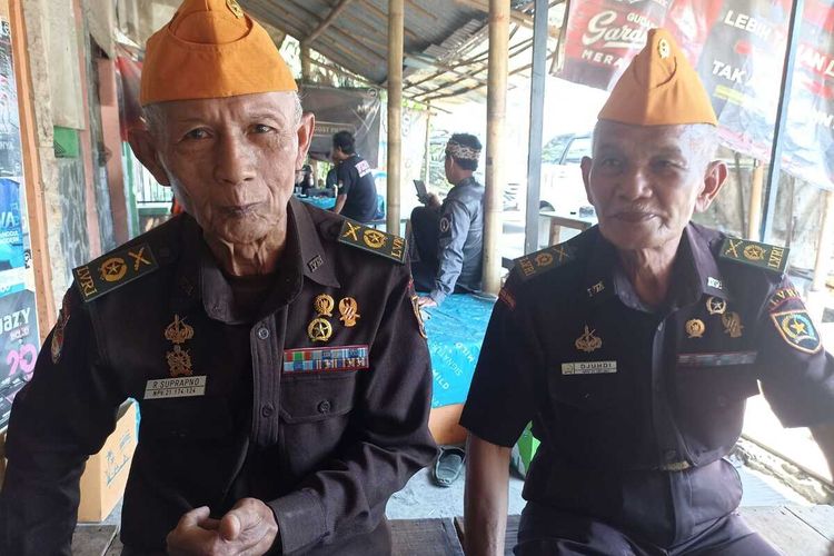 Purnawirawan R.Suprapno (sebelah kiri) dan Purnawirawan Djuhdi (sebelah kanan) membagikan kisahnya saat berlaga di Timor-Timor. Bagi keduanya medan juang belum berakhir, pasalnya berperang melawan ekonomi kini harus dijalani.