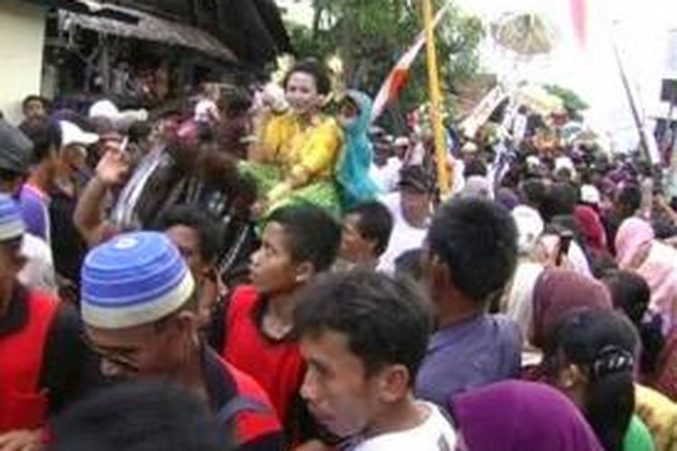 Festival sayyang pattuddu atau kuda yang pandai menarik diiringi musik rebana di Polewali Mandar, Sulawesi Barat.