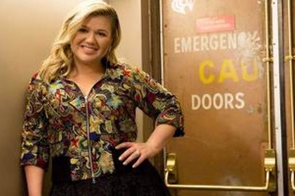 Penyanyi Kelly Clarkson mendapat sindiran dan cemooh hanya karena ukuran berat badannya. 