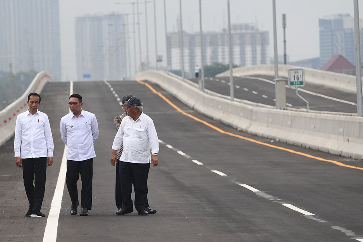 Presiden Joko Widodo (kiri) didampingi Gubernur Jawa Barat Ridwan Kamil (tengah) dan Menteri PUPR Basuki Hadimuljono (kanan) berjalan usai meresmikan Jalan Tol Layang Jakarta-Cikampek di Bekasi, Jawa Barat, Kamis (12/12/2019). Jalan tol tersebut akan dibuka untuk mendukung arus lalu lintas libur Natal 2019 dan Tahun Baru 2020.