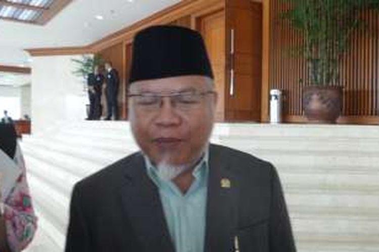 Ketua Dewan Syariah Partai Keadilan Sejahtera Surahman Hidayat di Kompleks Parlemen, Senayan, Jakarta,Selasa (17/5/2016) 