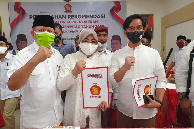 Pasangan cabup dan cawabup Grobogan, Sri Sumarni dan Bambang Pujiyanto mengambil rekomendasi di Kantor DPD Gerindra Jateng di Semarang, Selasa (4/8/2020).