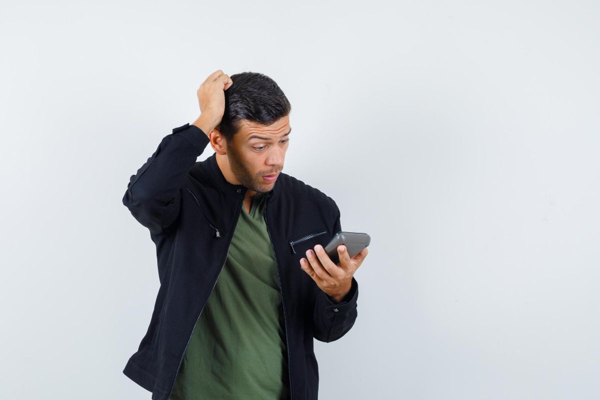 Ilustrasi ekspresi menerima chat penipuan WhatsApp