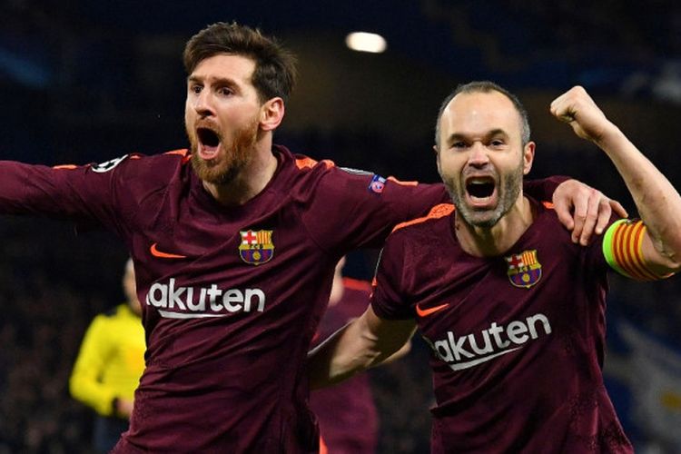 Megabintang FC Barcelona, Lionel Messi (kiri), merayakan golnya bersama Andres Iniesta dalam laga leg pertama babak 16 besar Liga Champions kontra Chelsea di Stadion Stamford Bridge, London, Inggris, pada 20 Februari 2018.