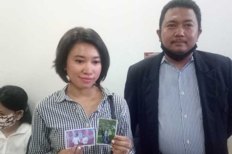 Dwi Komariah (21) bersama kuasa hukumnya saat melaporkan AP yang tak lain adalah calon suaminya sendiri ke Polrestabes Palembang, lantaran menghilang tanpa sebab saat akan menentukan hari pernikahan, Senin (6/7/2020).