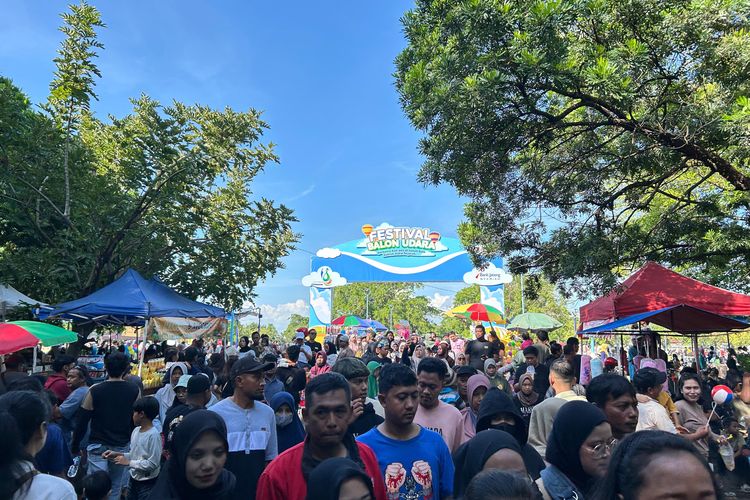 Kendala Angin Kencang Warnai Festival Balon Udara di Solo, Sejumlah Balon Sobek
