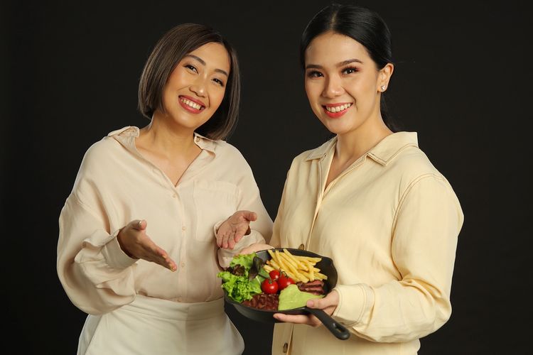 Wynda Mardio dan Devina Hermawan bekerja sama untuk Holycow?s Kitchen Takeover Episode Dua. 