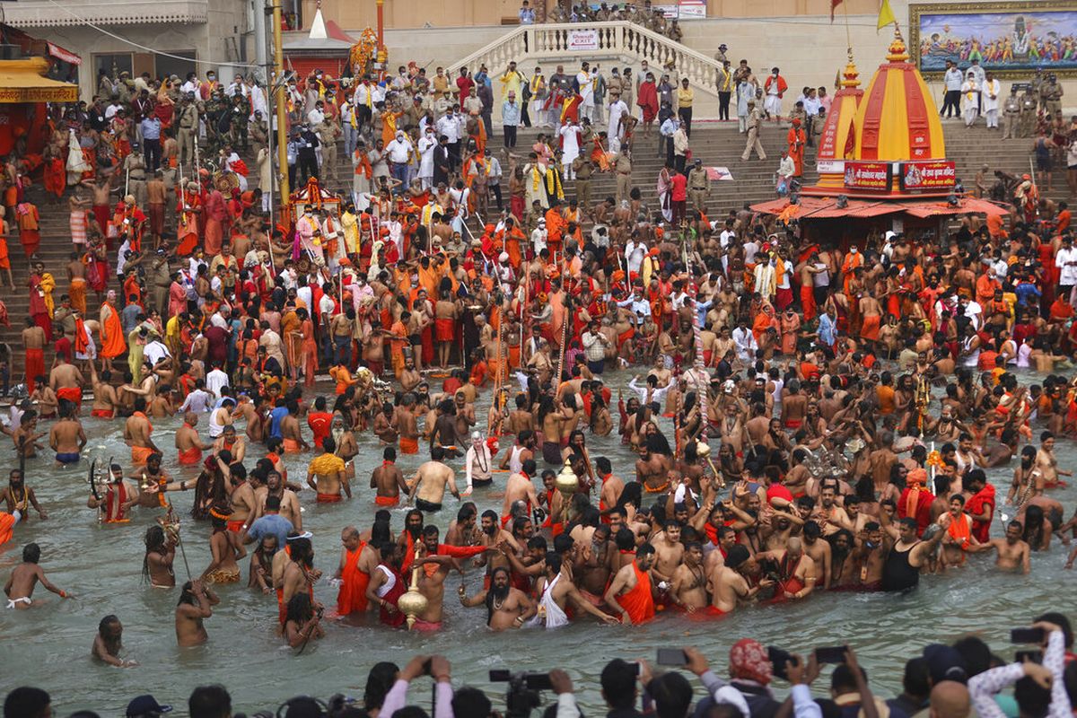 Umat Hindu berendam di Sungai Gangga selama Kumbh Mela, atau festival kendi, salah satu ziarah paling suci dalam agama Hindu, di Haridwar, negara bagian utara Uttarakhand, India, Senin (12/4/2021).