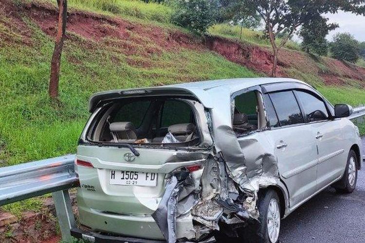 Kondisi kendaraan yang terlibat kecelakaan beruntun di Ruas Jalan tol Cipali KM 79, Kecamatan Campaka, Kabupaten Purwakarta, Senin (15/4/2024) pagi. Kecelakaan itu mengakibatkan satu orang tewas. 
