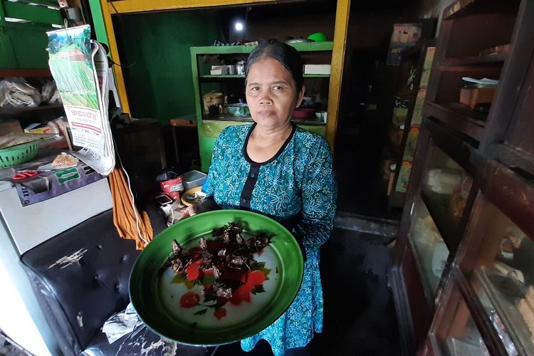 Sukarwanti Penjual Kelelawar Bacem di Kecamatan Panggang, Gunungkidul, Yogyakarta Selasa (29/1/2020)