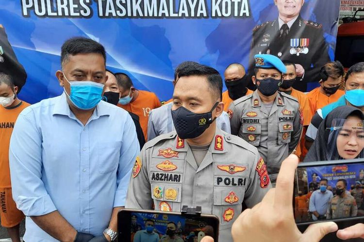 Kepala Polresta Tasikmalaya AKBP Aszhari Kurniawan menunjukkan hasil pengungkapan 10 kasus narkoba dengan 10 tersangka selama sebulan di Ruang Satresnarkoba Polresta Tasikmalaya, Kamis (26/8/2021).