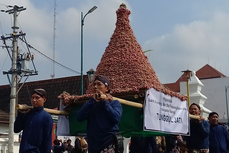 Suasana HUT Sultan HB X: Alun-alun Dihias Janur, Hasil Bumi Dibawa ke Keraton Yogyakarta
