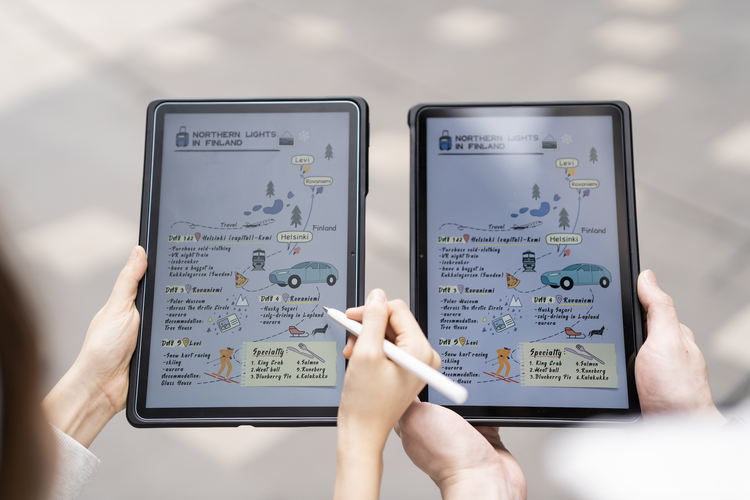 Ilustrasi Huawei MatePad 11 PaperMatte Edition saat digunakan untuk menulis menggunakan pen digital di luar ruangan