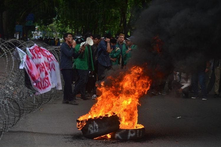 Seorang massa aksi dari Aliansi HMI Komisariat Bersatu membacakan puisi saat berunjuk rasa di depan DPRD Sumut, Kamis (23/5/2019). Dalam aksinya mereka menyampaikan 8 tuntutan. 