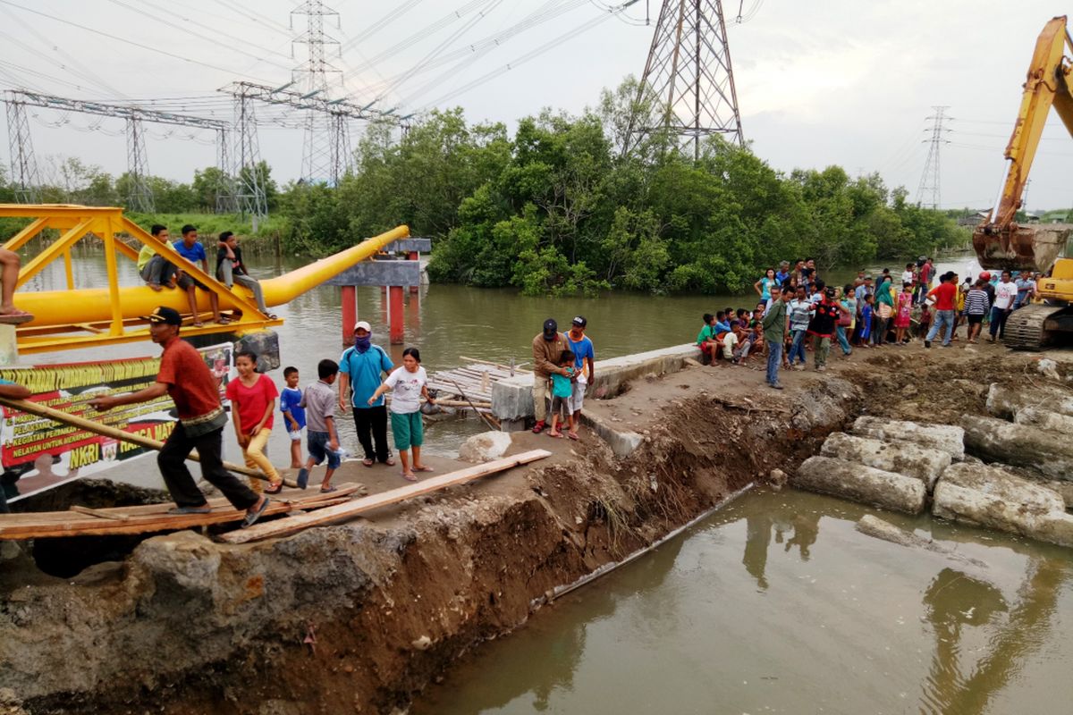 Jembatan Titi Dua putus, jembatan ini menjadi satu-satunya penghubung aktivitas warga di Kelurahan Belawansicanang dengan Kelurahan Belawanbahari, Kamis (9/11/2017) 