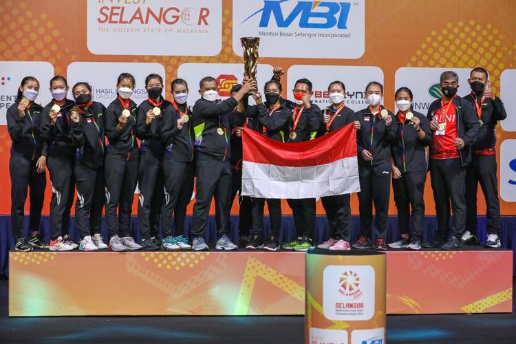 Tim putri Indonesia mengangkat trofi juara Badminton Asia Championships (BATC) atau Kejuaraan Beregu Asia 2022.