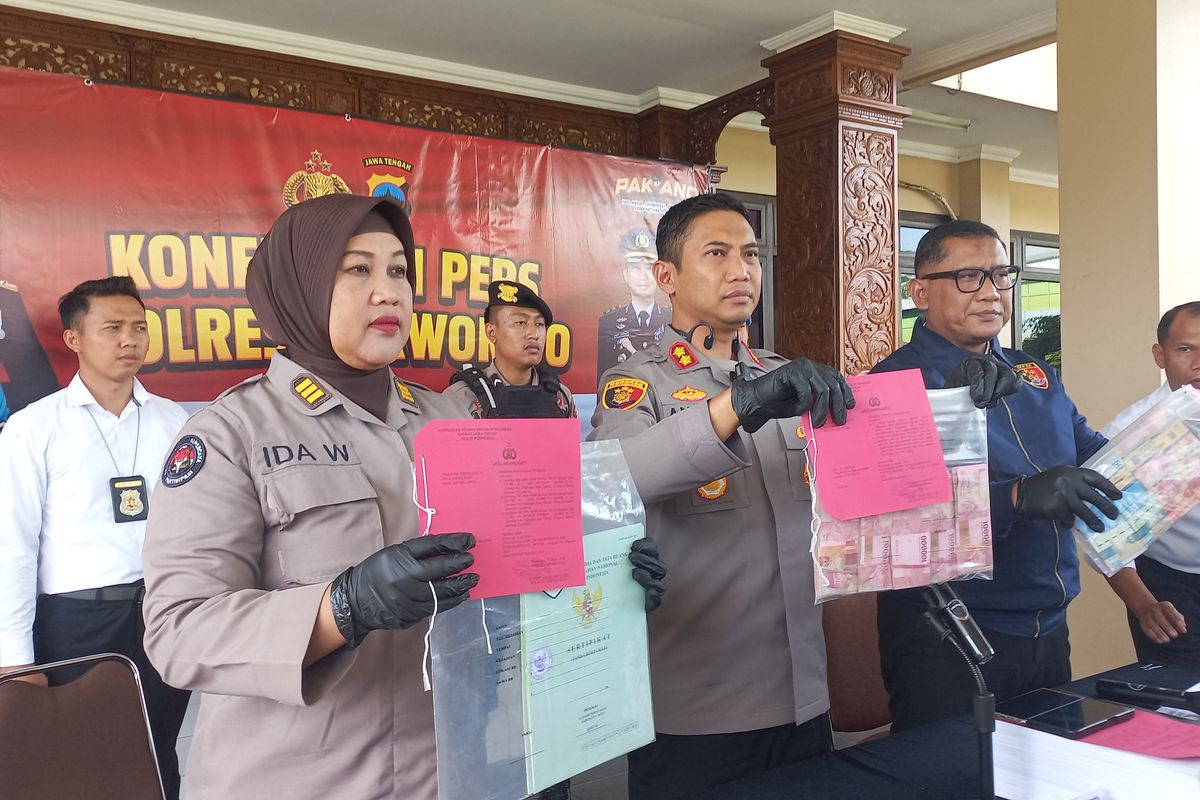 Polisi sedang menunjukkan barang bukti kasus tindak pidana penyelewengan dana di Bank Purworejo