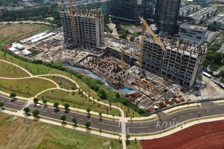 Proyek pembangunan EleVee Condominium di Alam Sutera, Kota Tangerang, Banten, Senin (5/2/2024). 