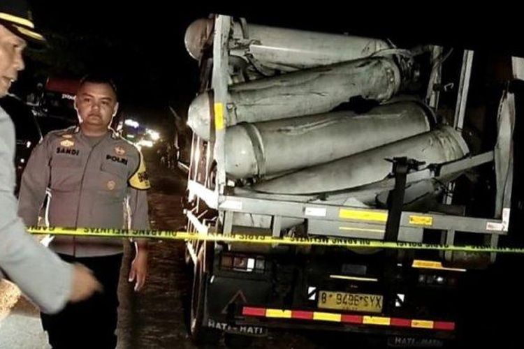 Polisi saat memasang police line di TKP truk pengangkut tabung gas meledak di Jalan Raya Sukabumi - Bogor, tepatnya di Kampung Lodaya, Desa Karangtengah, Kecamatan Cibadak, Kabupaten Sukabumi. 