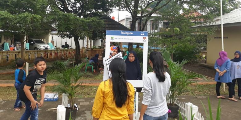 Setelah menyoblos, warga memanfaatkan booth selfie untuk berfoto ria di TPS 01, kecamatan Bekasi barat, kota Bekasi Rabu (27/06/2018)