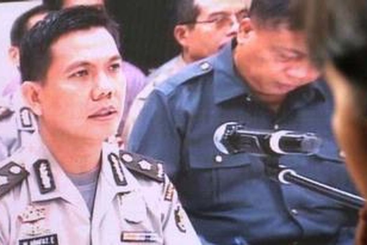 Sejumlah wartawan dan anggota Propam Polri menyaksikan sidang melalui layar LCD dengan terperiksa Penyidik muda Unit III Direktorat II Bareskrim, Komisaris Polisi Arafat Enanie (tengah), menghadapi sidang kode etik profesi di Gedung Trans National Crime Centre (TNCC), Mabes Polri, Jakarta, Rabu (5/5/2010).