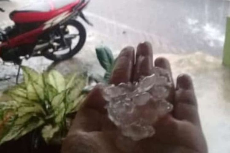 Hujan es terjadi di Desa Kemutug Kidul, Kecamatan Baturraden, Kabupaten Banyumas, Jawa Tengah, Rabu (25/12/2019).