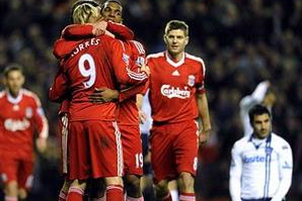 Striker Liverpool, Fernando Torres, disambut rekan-rekannya setelah mencetak gol kedua sekaligus membawa timnya menang 4-1 atas Portsmouth.