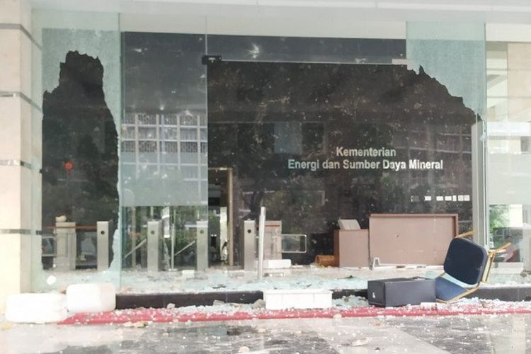 The devastation at the Ministry of Energy and Natural Resources after protesters attacked the building (8/10/2020)