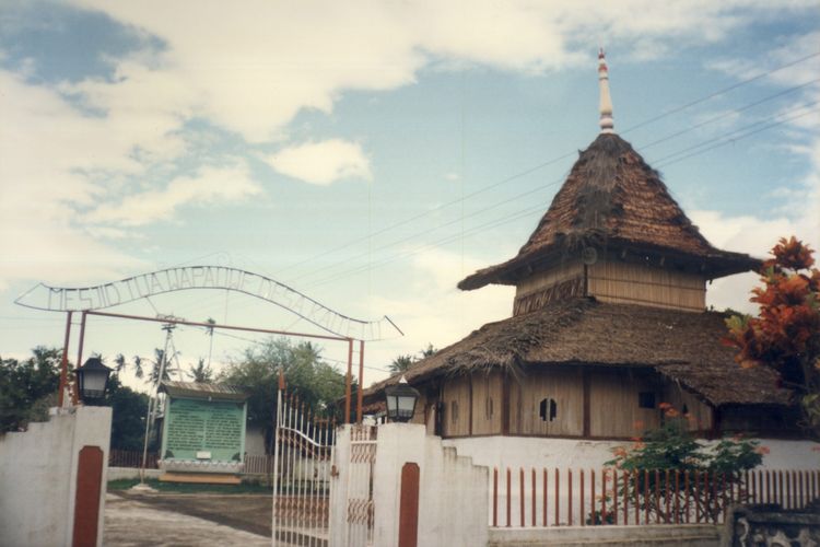 Dibangun pada tahun 1414, masjid ini menjadi saksi penyebaran Islam di tanah Maluku.
