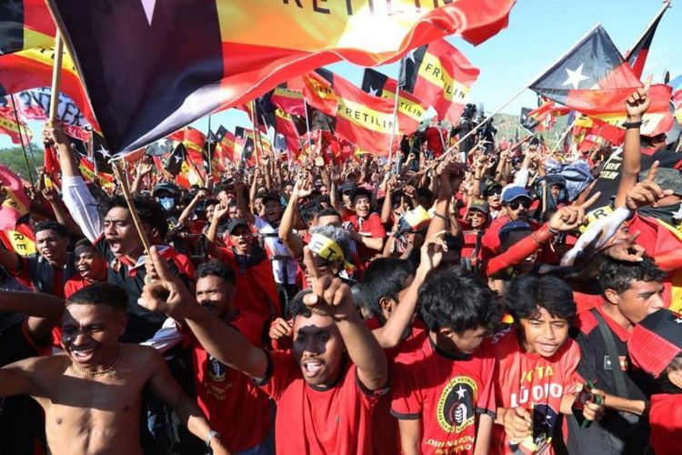 Para pendukung Partai Fretilin meneriakkan slogan-slogan saat rapat umum partai di Tasi Tolu. Timor Leste, dalam pemilihan parlemen, 16 Mei 2023.
