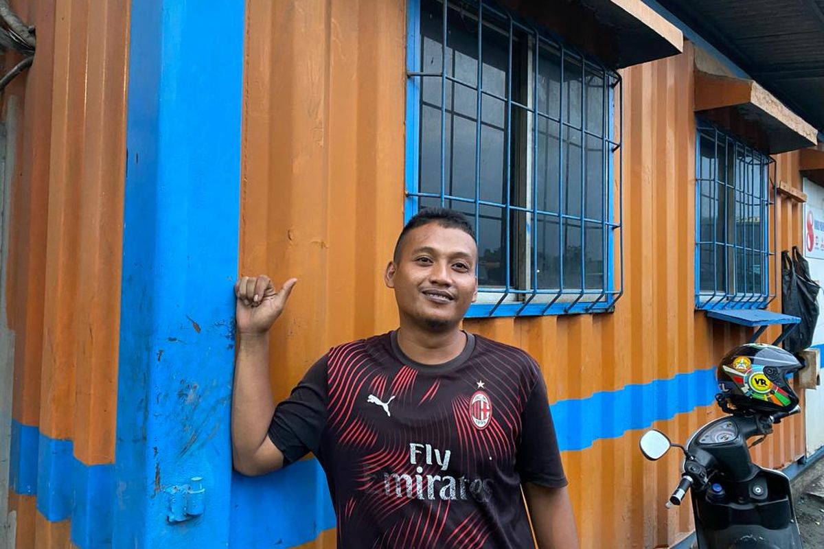 Seorang sopir truk kontainer bernama Fahrurozi (31) saat ditemui Kompas.com di kawasan Semper Timur, Cilincing, Jakarta Utara, Rabu (10/1/2024).