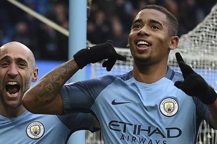 Striker Manchester City, Gabriel Jesus (kanan), merayakan gol ke gawang Swansea City dalam lanjutan Premier League di Stadion Etihad, 5 Februari 2017.