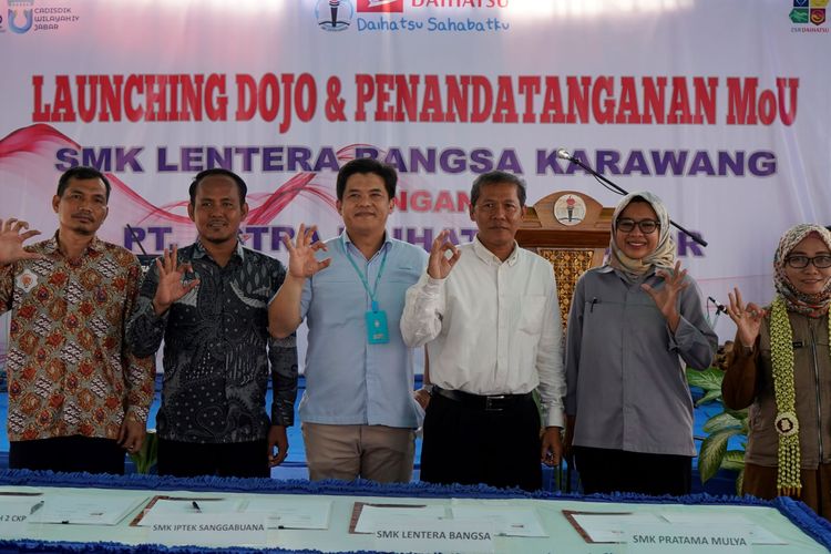 Foto Bersama perwakilan Manajemen Daihatsu, pemerintah kabupaten Karawang, dan sekolah vokasi dalam Peresmian Dojo SMK Lentera Bangsa, Karawang, Jawa Barat