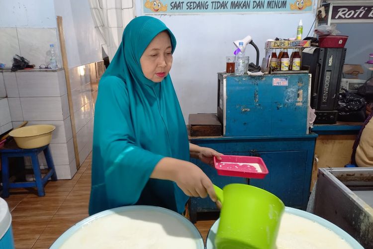 Salah satu pengelola STMJ Karangdoro menuang susu yang sudah siap dihidangkan.
