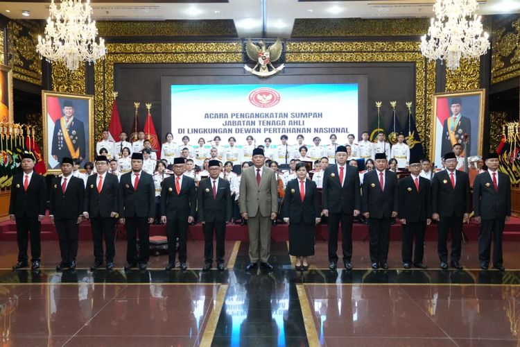 Menhan Sjafrie Sjamsoeddin 12 Staf Ahli DPN melantik 12 staf ahli Dewan Pertahanan Nasional.