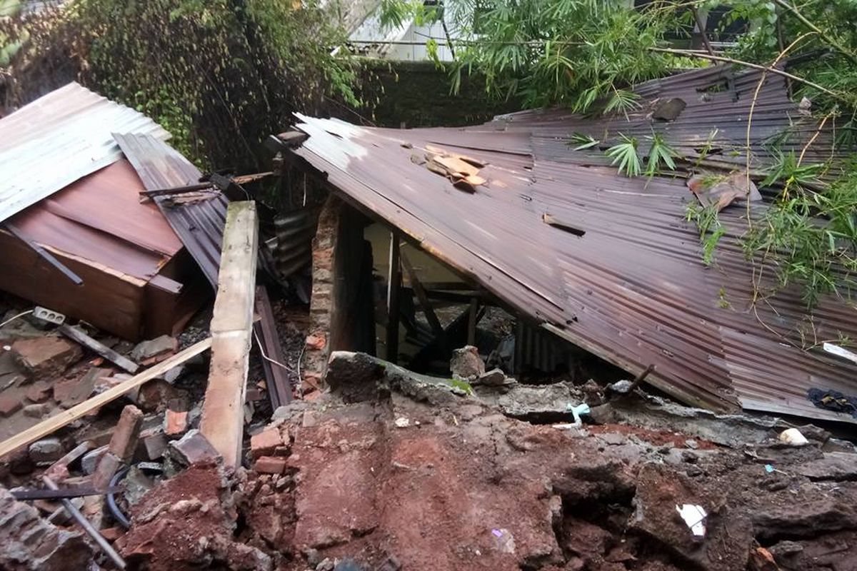Tanah longsor di Kelurahan Ragunan, Pasar Minggu, Jakarta Selatan, akibat hujan deras pada Rabu (28/3/2018) sore. Sebuah bangunan semi-permanen roboh akibat peristiwa tersebut.