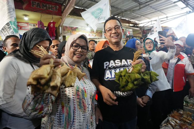 Calon presiden nomor urut 1, Anies Baswedan bersama istrinya, Fery Farhati saat kampanye ke Pasar Kepuk, Kuningan, Jawa Barat, Sabtu (9/12/2023).