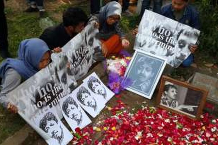 Sejumlah mahasiswa dan aktivis saat ziarah ke makam Munir di TPU Sisir, Kota Batu Jawa Timur untuk memperingati 12 tahun kematian Munir, Rabu (7/9/2016)