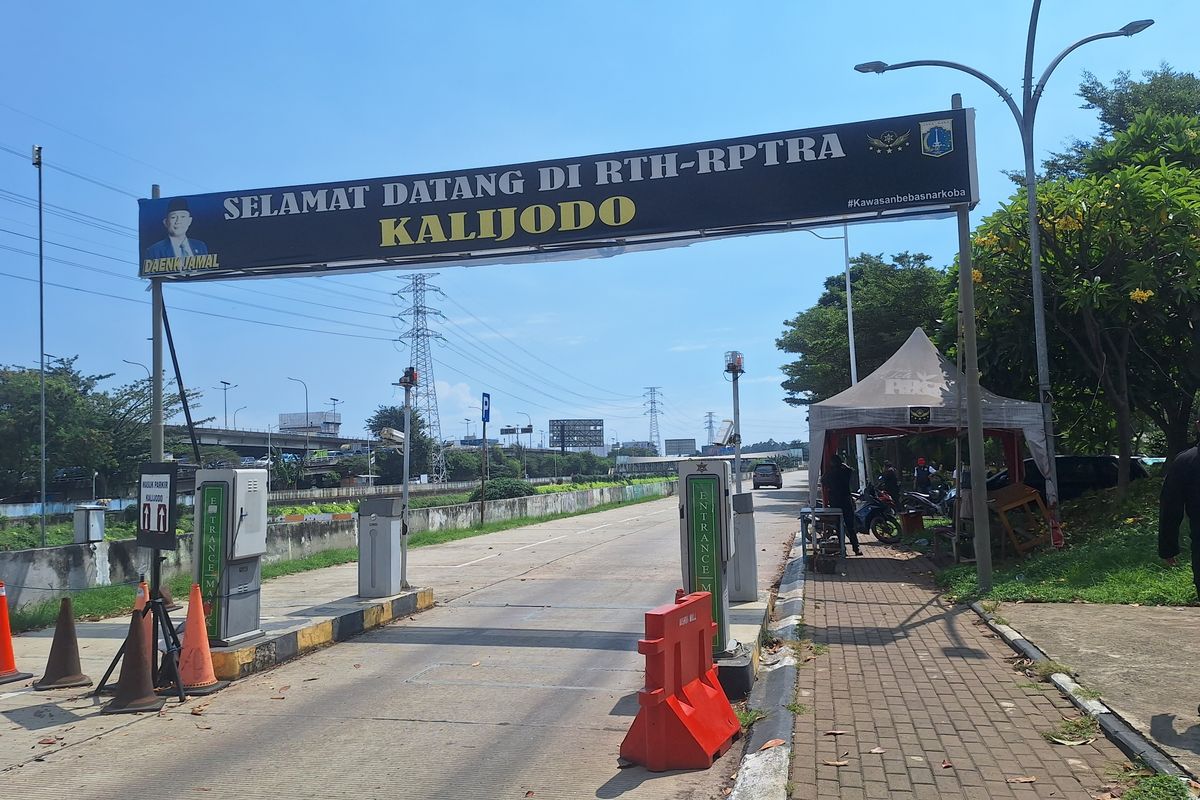 Pengelola parkir RTH Kalijodo, Daeng Jamal bantah adanya pungli. Kamis (27/6/2024).