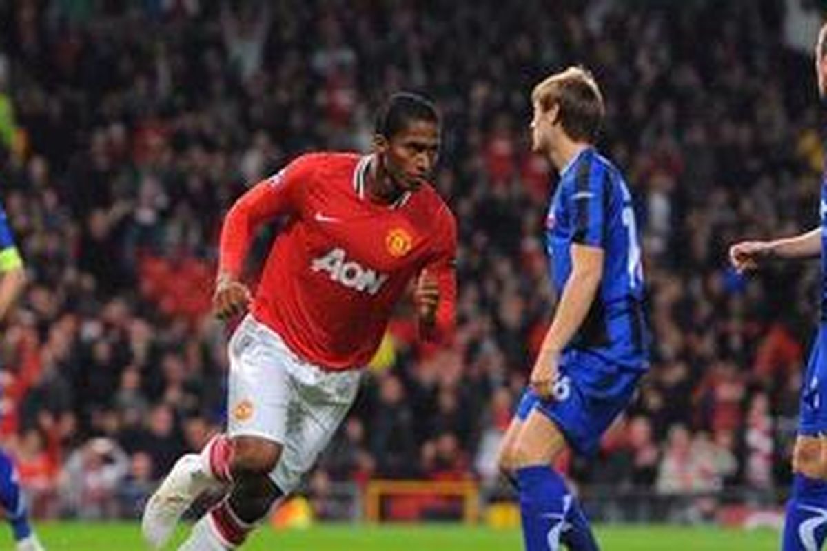 Pemain sayap Manchester United, Antonio Valencia (kedua dari kiri), merayakan golnya ke gawang Otelul Galati, pada pertandingan Liga Champions, di Old Trafford, Rabu (2/11/2011).