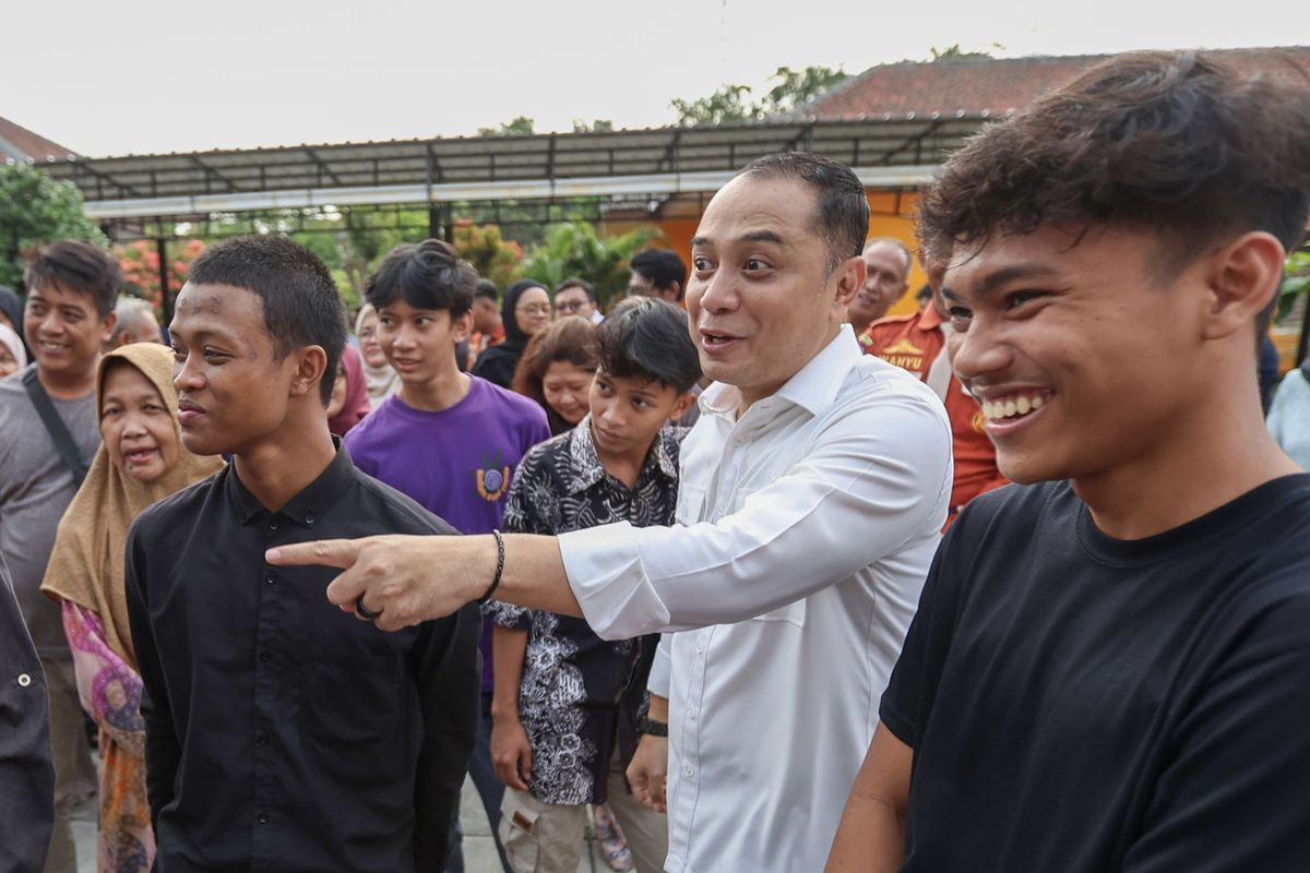 Wali Kota Surabaya, Eri Cahyadi bersama anak-anak di asrama, Selasa (3/6/2025).
